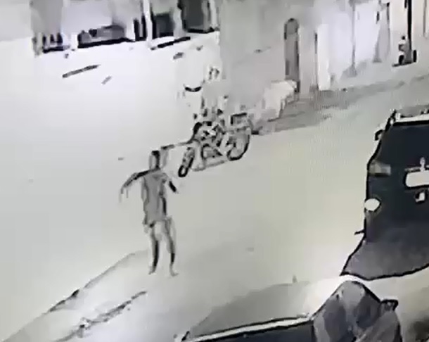 Homens são baleados na calçada enquanto conversavam na Grande Fortaleza