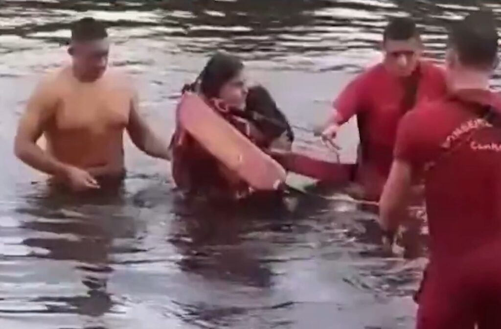 Policial resgata mulher e cachorro que ficaram 8 horas presos em rio no interior do Ceará