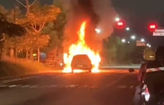 Incêndio: carro pega fogo com motorista dentro e homem consegue se salvar