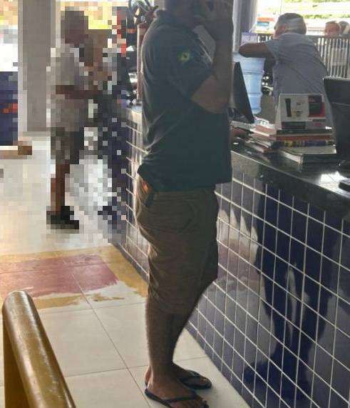 CGD afasta delegado flagrado armado, de bermuda, chinelo e com camisa da Polícia Civil em loja