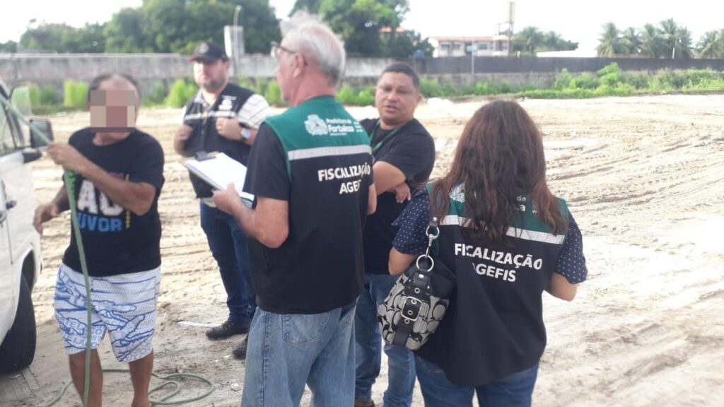 Agefis apreende cerca de mil litros de lixo durante operação contra descarte irregular em Fortaleza