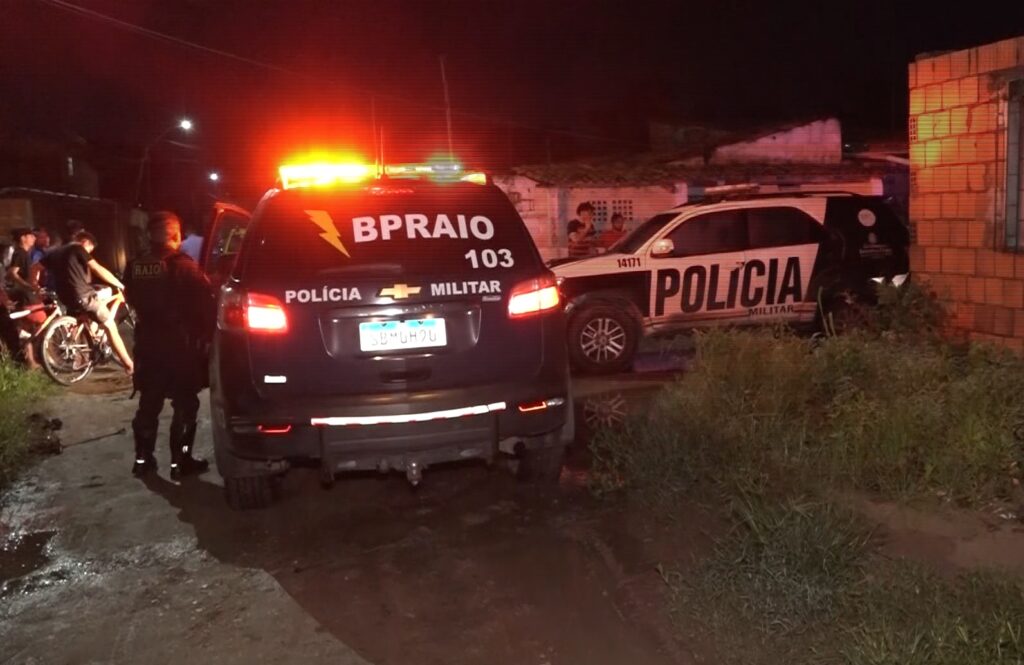 Jovem é linchado na Grande Fortaleza após assaltar morador e cair da moto durante fuga