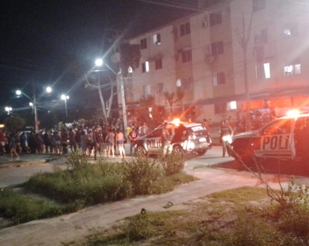 Adolescente é baleado em frente a cabine da polícia enquanto voltava da escola