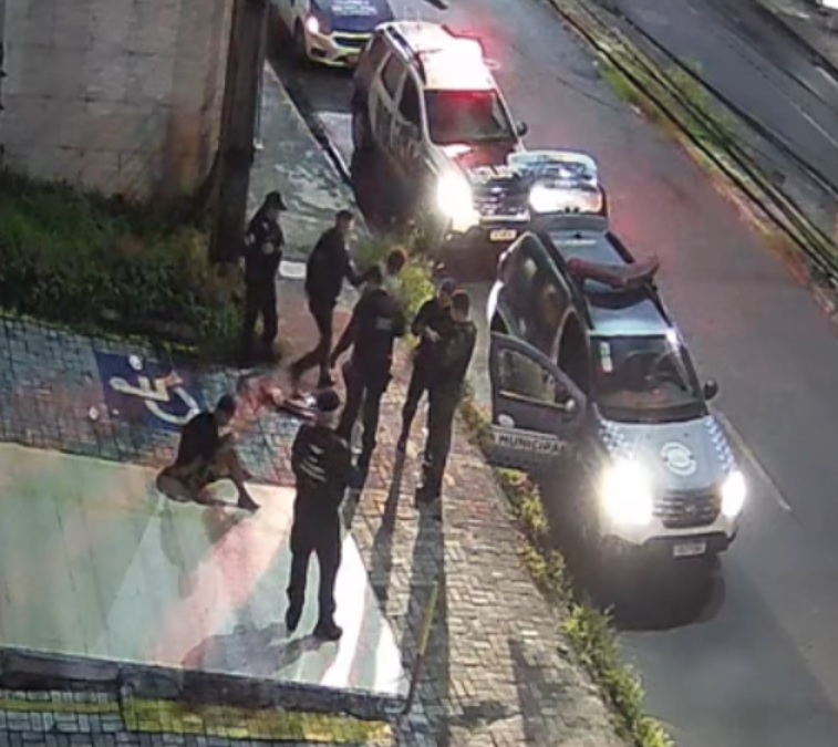 Vídeo: Homens tentam arrombar Central de Licitações de Fortaleza e são presos