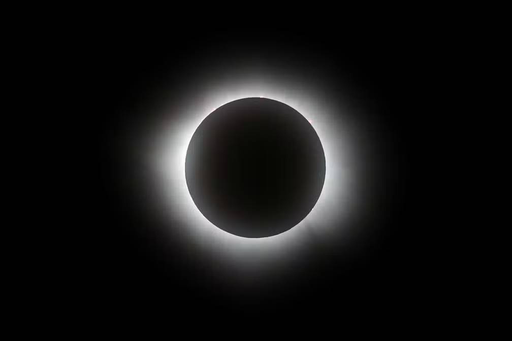 Eclipse solar total é visto nos EUA, México e Canadá; veja fotos 