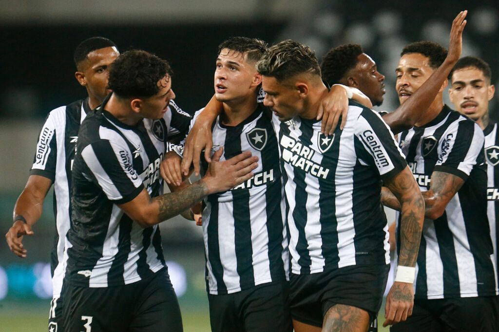 Botafogo supera Atlético-GO e vence a 1ª no Campeonato Brasileiro