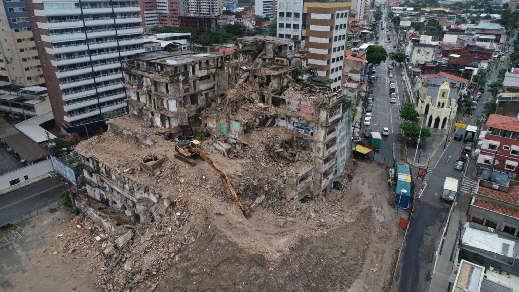 Nova fase das obras de demolição do Edifício São Pedro altera trânsito na Praia de Iracema
