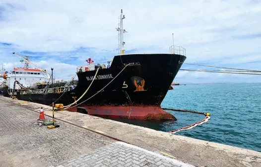 Navio com carga de 4 mil toneladas de asfalto atraca no Porto de Fortaleza