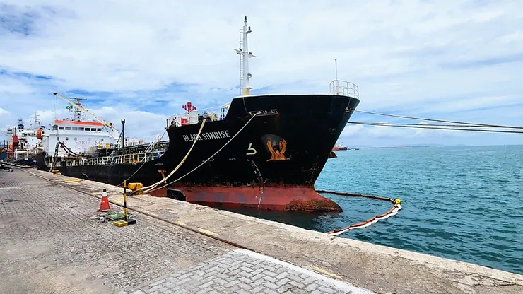 Navio com carga de 4 mil toneladas de asfalto atraca no Porto de Fortaleza