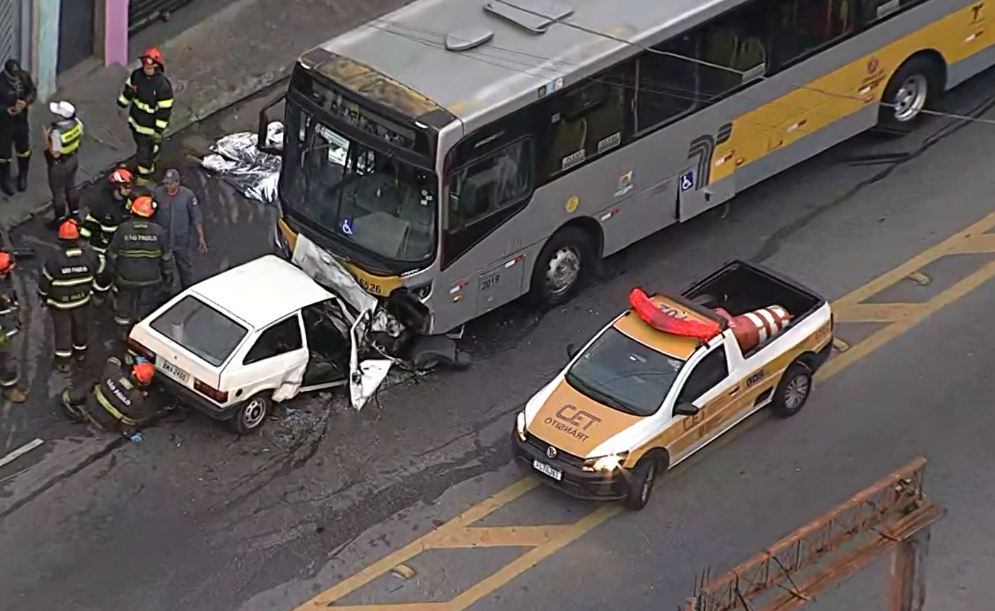 Acidente: colisão entre ônibus e carro deixa três mortos em São Paulo