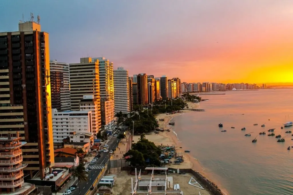 Pesquisa aponta que turistas dão nota 9,07 para nível de satisfação e felicidade em Fortaleza