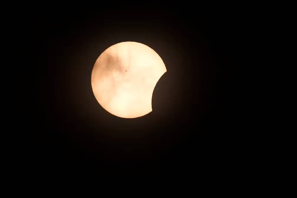 Eclipse solar total é visto nos EUA, México e Canadá; veja fotos 