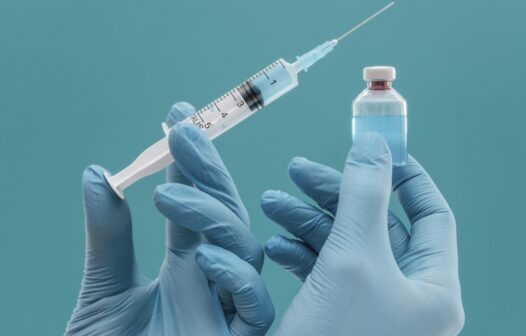AstraZeneca reconhece efeito colateral raro na vacina da Covid-19