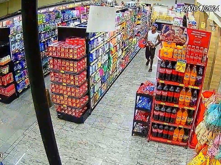 Bandidos se passam por clientes e furtam produtos em supermercado no bairro Antônio Bezerra