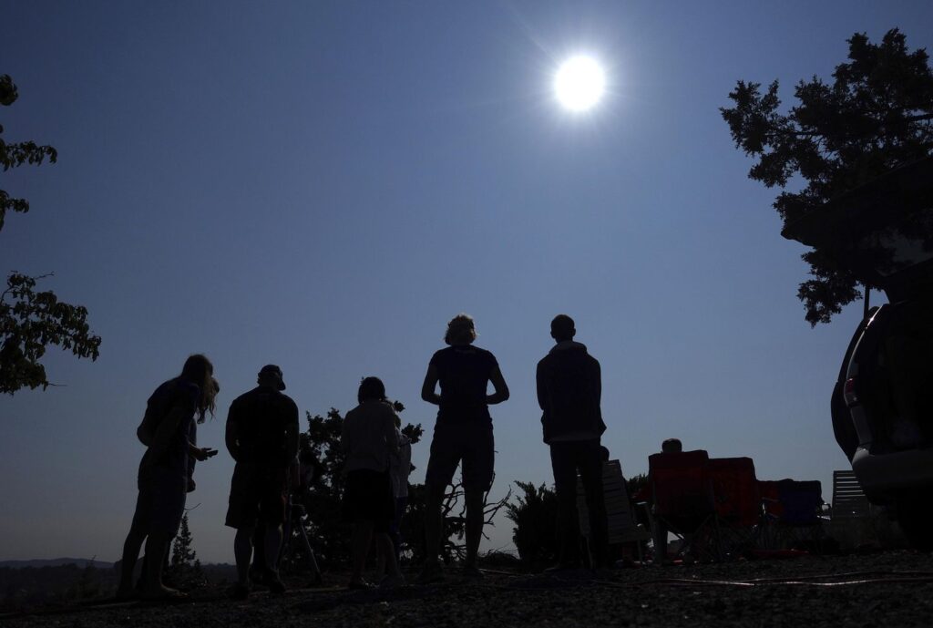 De “caçadores” a casamentos em massa: EUA se prepara para o eclipse solar total