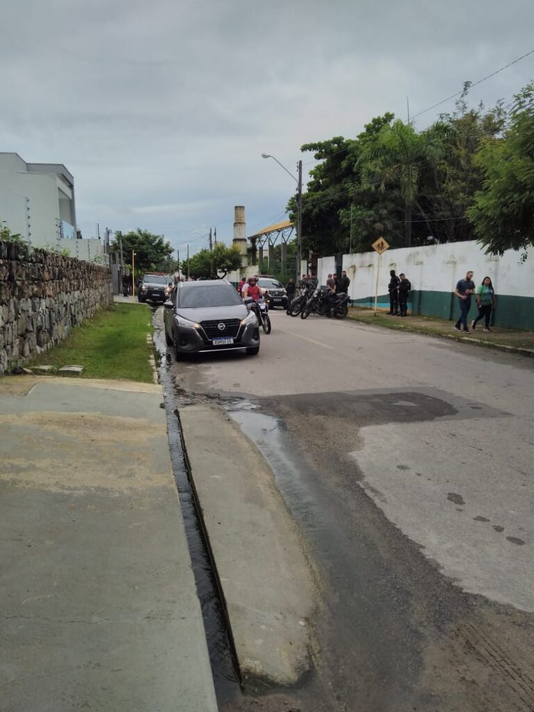 Dois estudantes são baleados na saída de escola em Maranguape