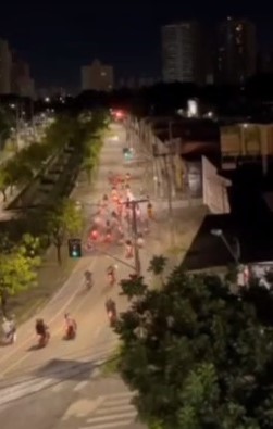 Em “rolezinho”, motociclistas com descargas adulteradas fazem barulho durante a madrugada em Fortaleza