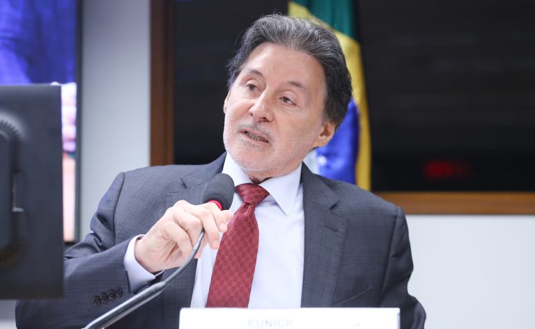 Eunício Oliveira assume presidência da Comissão de Desenvolvimento Urbano