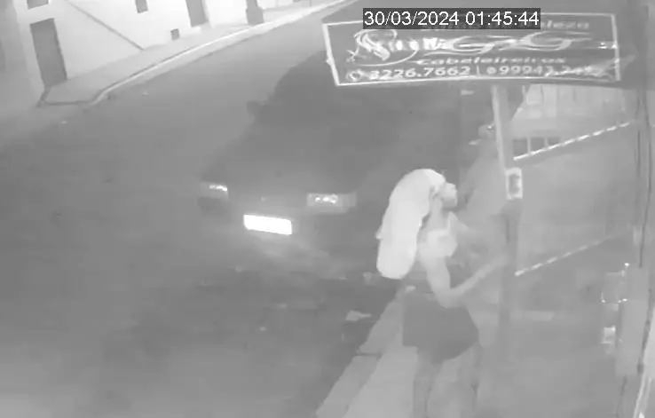Travesti arranca e furta portão de salão de beleza no Centro de Fortaleza