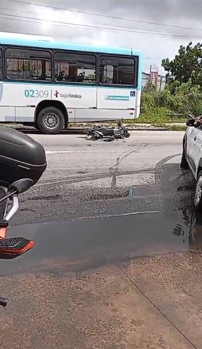 Inspetor da Polícia Civil morre após colisão de moto com ônibus em avenida de Fortaleza