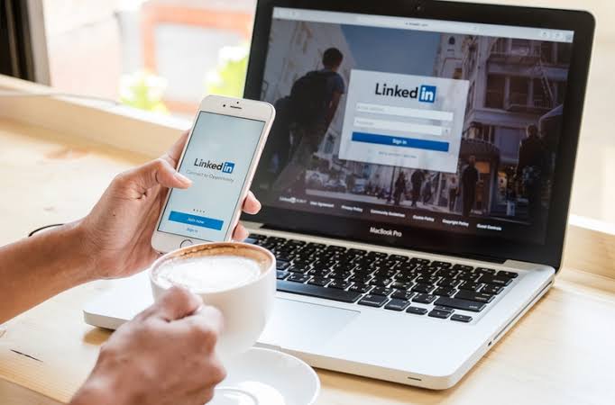 LinkedIn, aliado à inteligência artificial, é o futuro do recrutamento: cerca de 57% dos profissionais no Brasil estão investindo mais no uso da plataforma