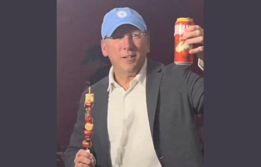 John Textor curte churrasquinho com cerveja antes de Botafogo x Atlético-GO