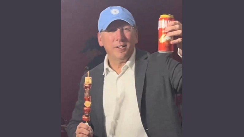 John Textor curte churrasquinho com cerveja antes de Botafogo x Atlético-GO