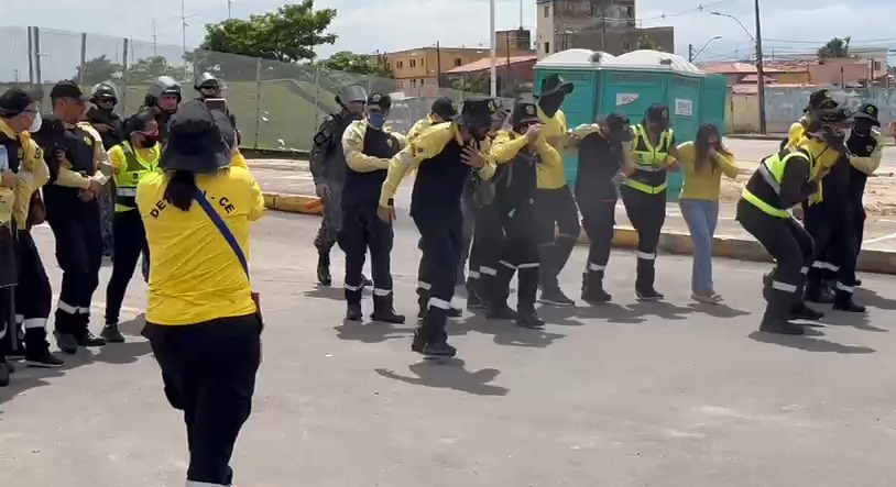 Manifestação de servidores do Detran termina em conflito com a polícia