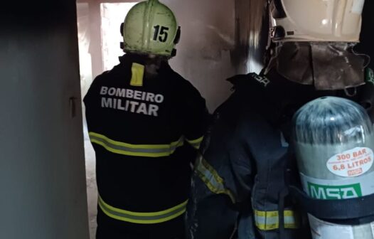 Incêndio em casa mobiliza bombeiros em Maracanaú