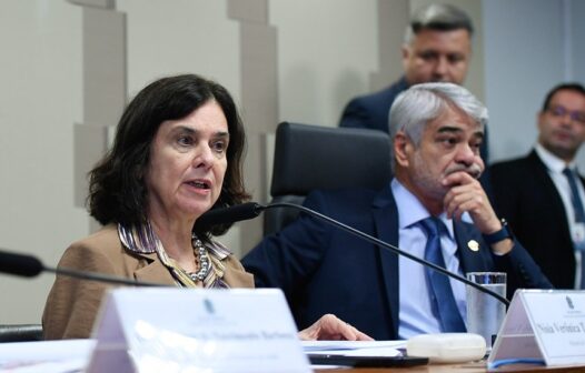 Ministra Nísia Trindade e Senador Girão discutem sobre vacinação durante sessão no Senado