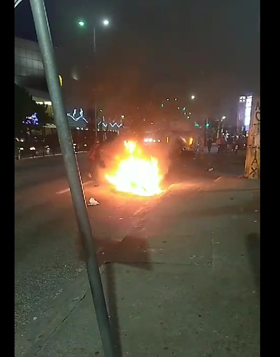 Moto é incendiada e ônibus depredado durante briga entre torcedores em Fortaleza