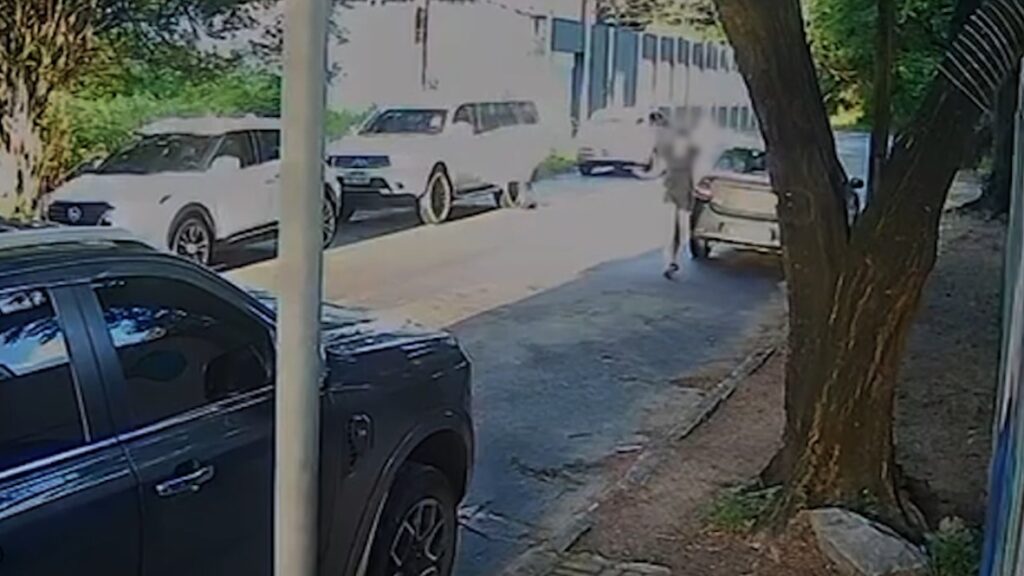 Mulher tem carro roubado por grupo armado no bairro Guararapes, em Fortaleza