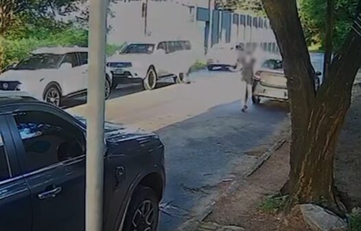 Mulher tem carro roubado por grupo armado no bairro Guararapes, em Fortaleza