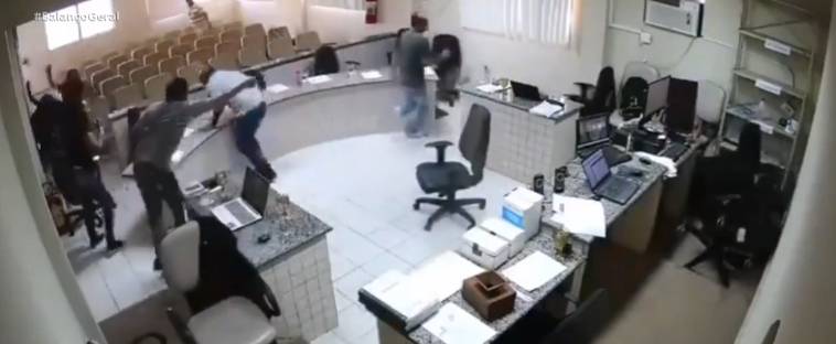 Homem interrompe júri, atira no assassino do pai e é preso em Pernambuco