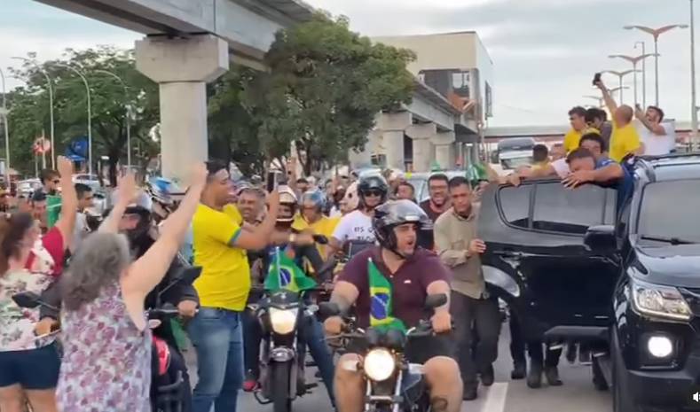 Bolsonaro chega a Fortaleza e vai a evento de pré-candidatura de André Fernandes