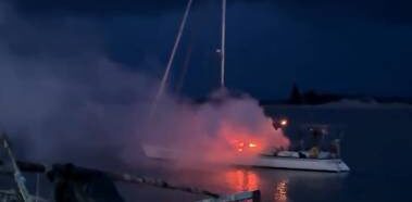Incêndio atinge veleiro em Camocim, mas tripulante escapa ileso das chamas