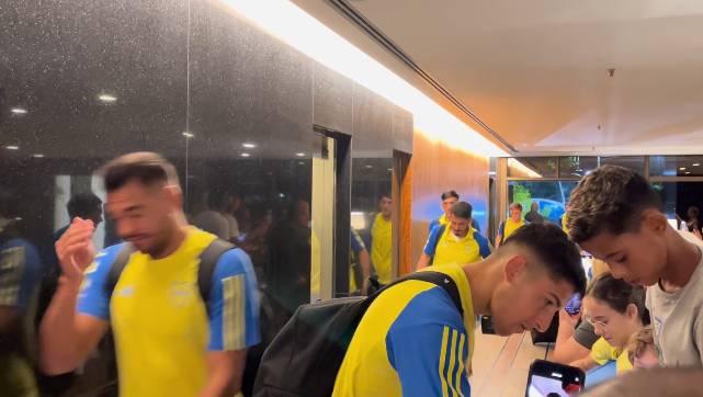 Elenco do Boca Juniors desembarca em Fortaleza para jogo contra o Leão