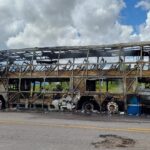 Ônibus fica destruído após pegar fogo na BR 116, em Jaguaribe; não houve feridos