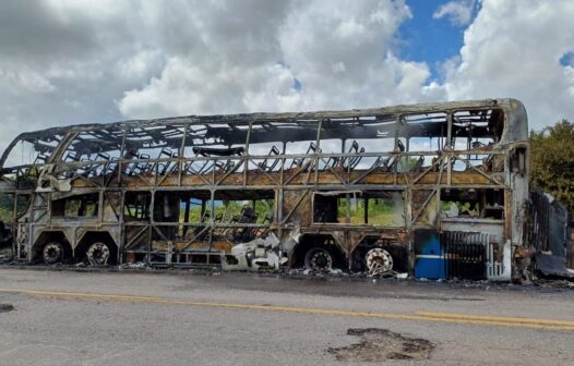 Ônibus fica destruído após pegar fogo na BR 116, em Jaguaribe; não houve feridos