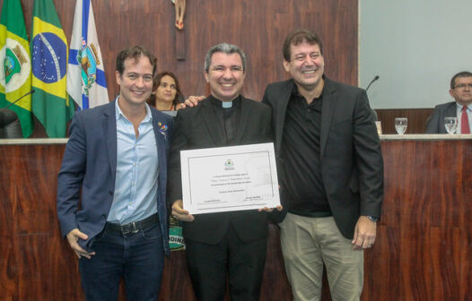 Padre Vanderlucio Souza, colunista do GCMAIS, recebe homenagem na Câmara de Fortaleza