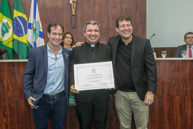 Padre Vanderlucio Souza, colunista do GCMAIS, recebe homenagem na Câmara de Fortaleza