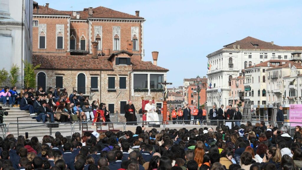 Papa Francisco pede aos jovens que deixem o celular e se conectem com pessoas