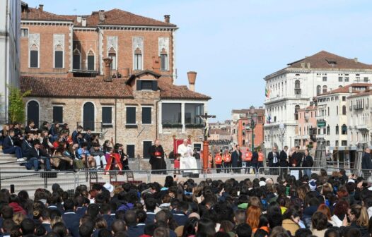 Papa Francisco pede aos jovens que deixem o celular e se conectem com pessoas