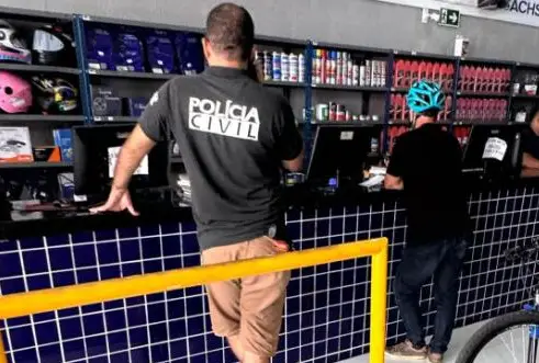 Polícia Civil regulamenta uso de uniformes após delegado andar armado com camisa e bermuda