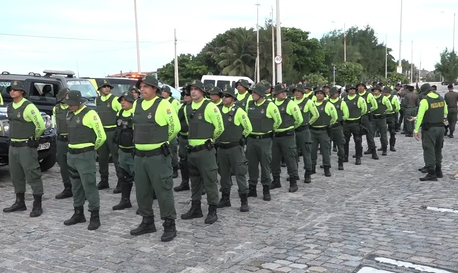 Elmano de Freitas acompanha início do serviço de 437 novos policiais militares em Fortaleza