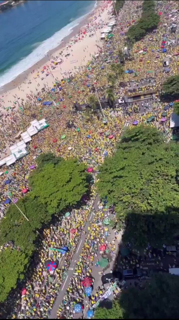 Ato de Bolsonaro em Copacana reuniu apenas 32,7 mil pessoas