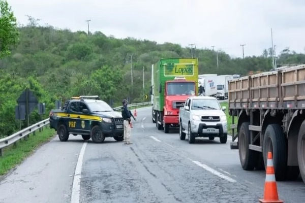 Turista francês leva oito facadas dentro de ônibus na BR-116