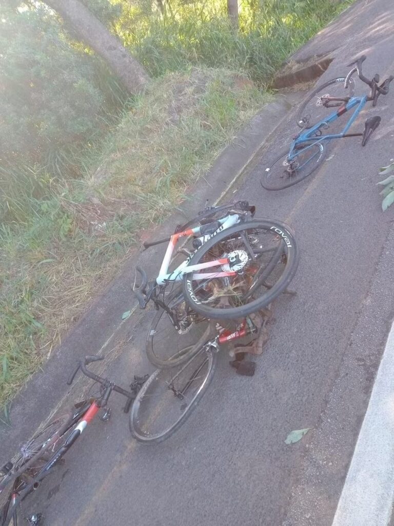 Van atropela 15 ciclistas em Paraopeba, Minas Gerais