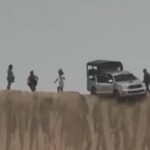 Vídeo mostra carro ‘pendurado’ enquanto turistas tiram foto em duna próximo de Jericoacoara