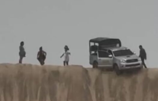 Vídeo mostra carro ‘pendurado’ enquanto turistas tiram foto em duna próximo de Jericoacoara